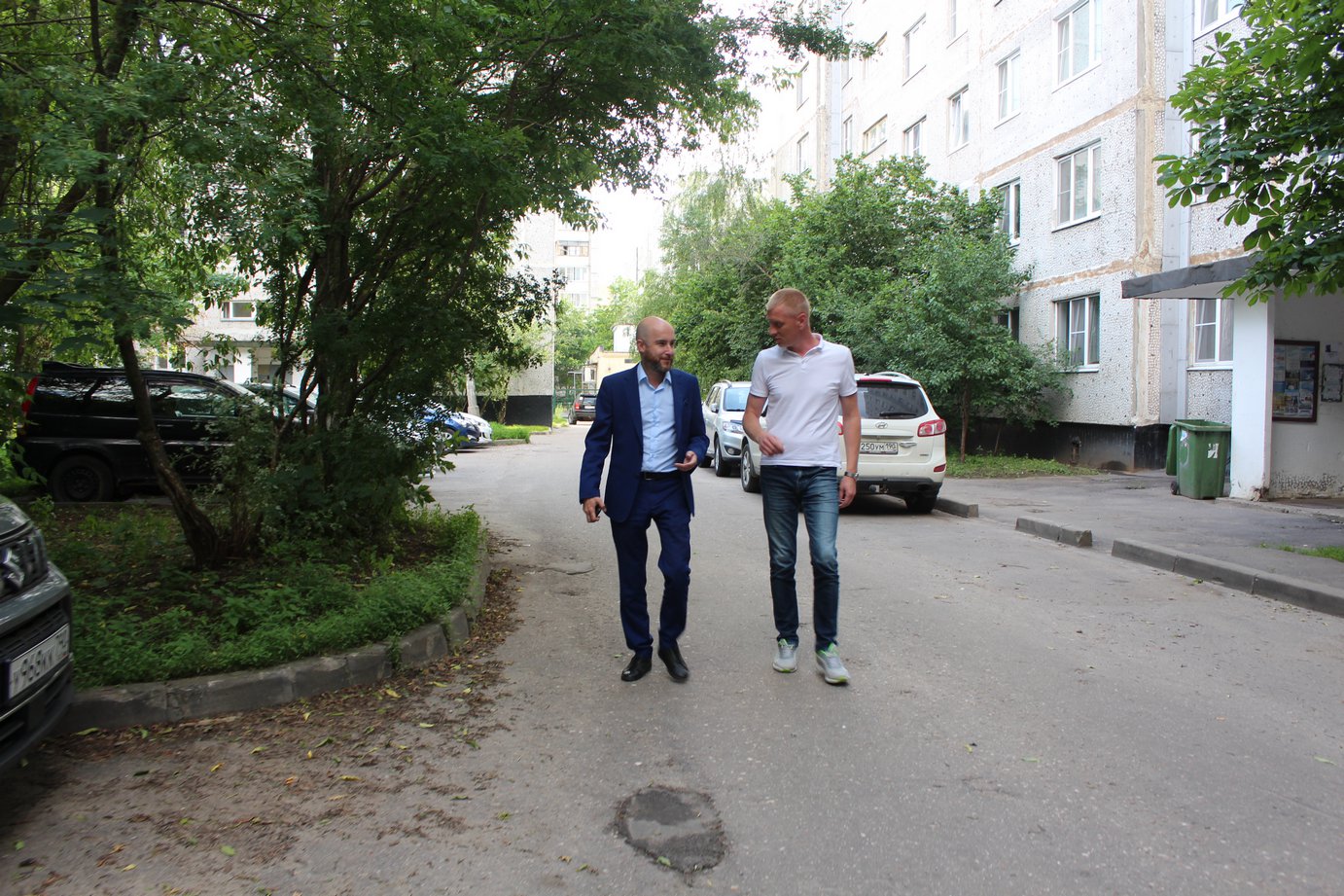 И.о. заместителя главы городского округа Фрязино Дмитрий Шкаев провёл обход закреплённой территории по улице 60 лет СССР