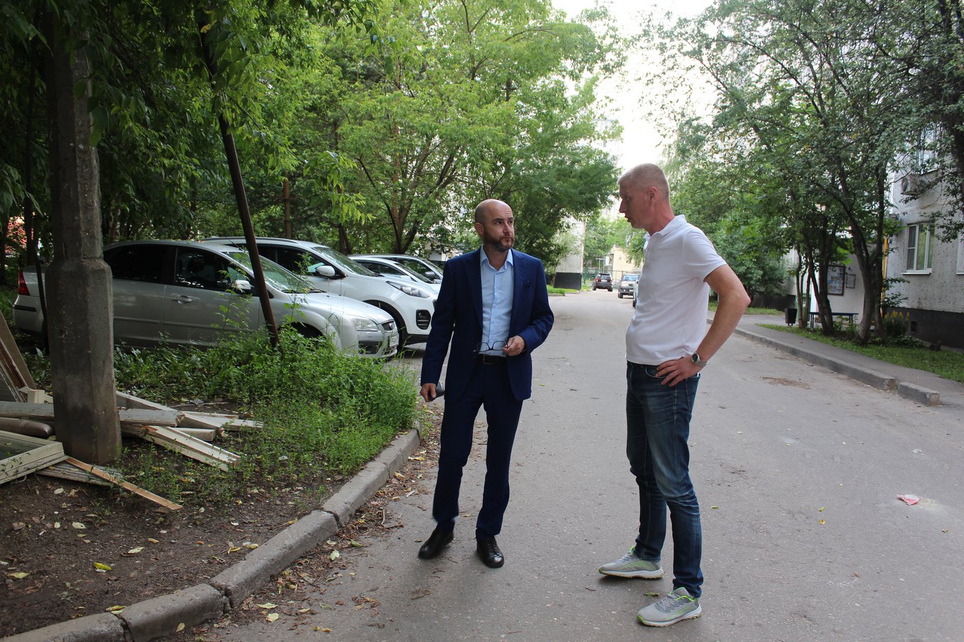 И.о. заместителя главы городского округа Фрязино Дмитрий Шкаев провёл обход закреплённой территории по улице 60 лет СССР