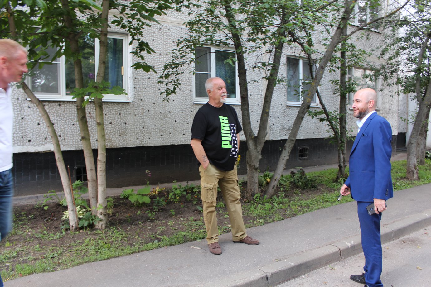 И.о. заместителя главы городского округа Фрязино Дмитрий Шкаев провёл обход закреплённой территории по улице 60 лет СССР