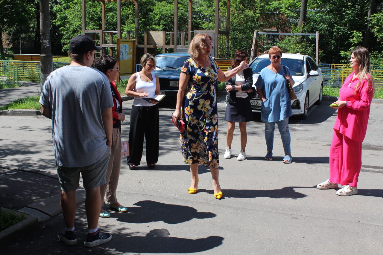 Заместитель главы г.о. Фрязино Юлия Шувалова провела пеший обход территории по адресу Проспект Мира, д. №13