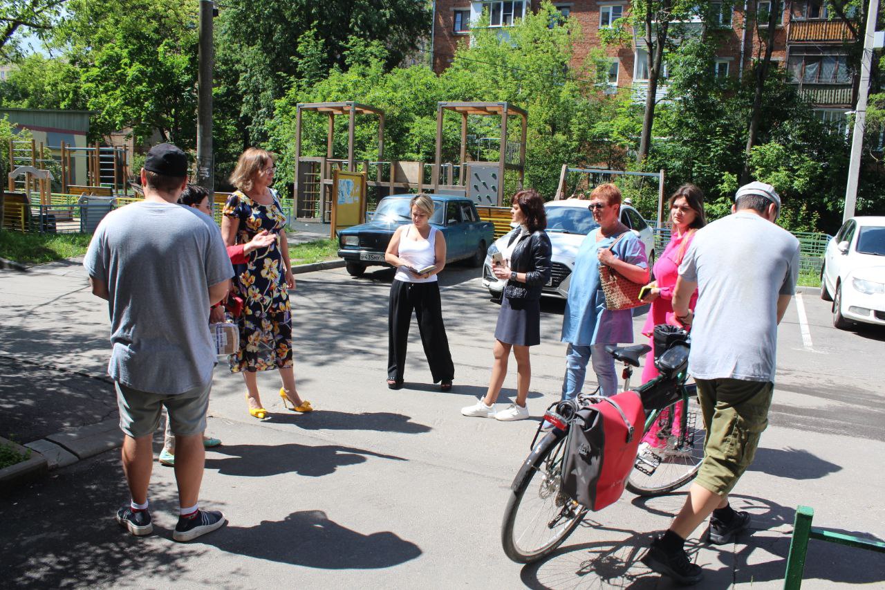 Заместитель главы г.о. Фрязино Юлия Шувалова провела пеший обход территории по адресу Проспект Мира, д. №13