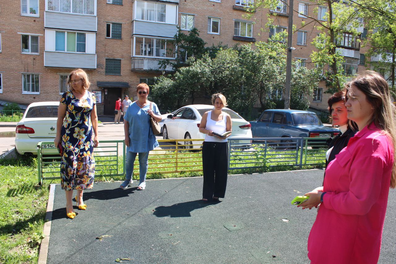 Заместитель главы г.о. Фрязино Юлия Шувалова провела пеший обход территории по адресу Проспект Мира, д. №13