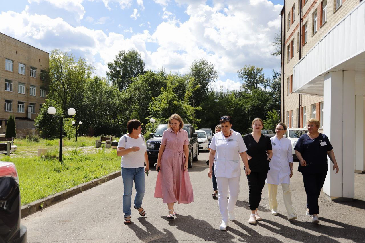 Заместитель главы городского округа Фрязино Юлия Шувалова проверила территорию фрязинской больницы