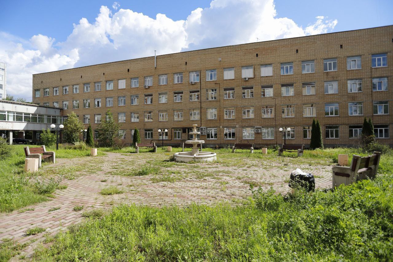 Заместитель главы городского округа Фрязино Юлия Шувалова проверила территорию фрязинской больницы