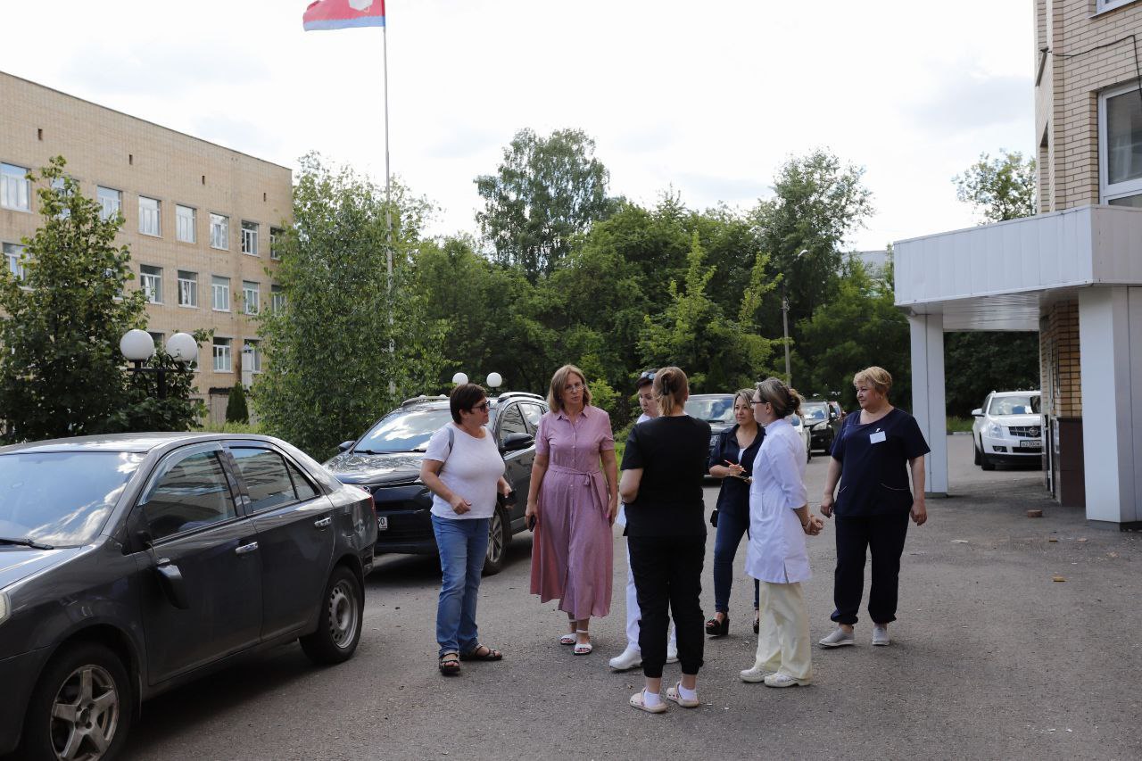 Заместитель главы городского округа Фрязино Юлия Шувалова проверила территорию фрязинской больницы