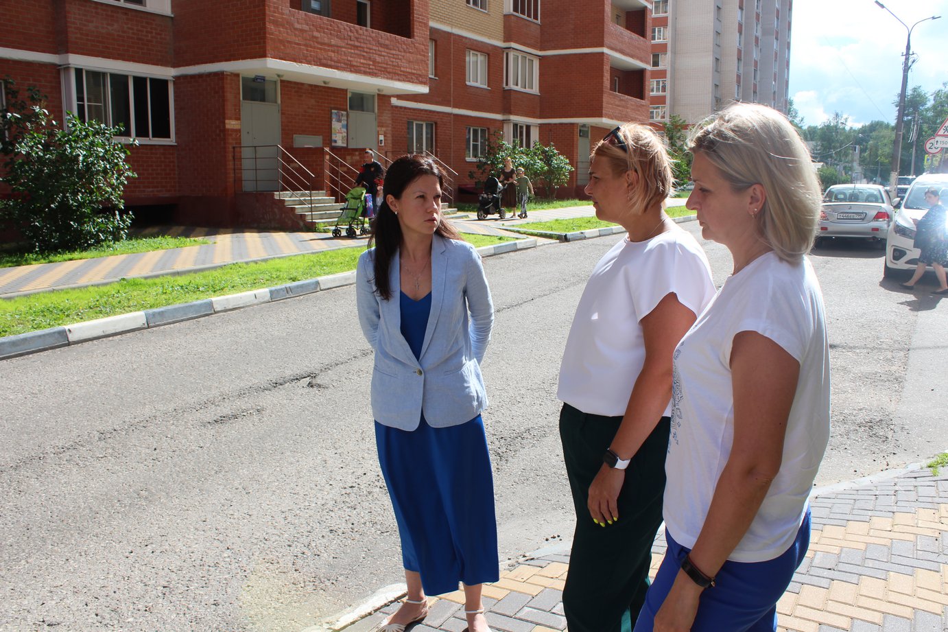 Заместитель главы городского округа Фрязино Наталья Силаева встретилась с жителями в районе дома №18 по улице Горького