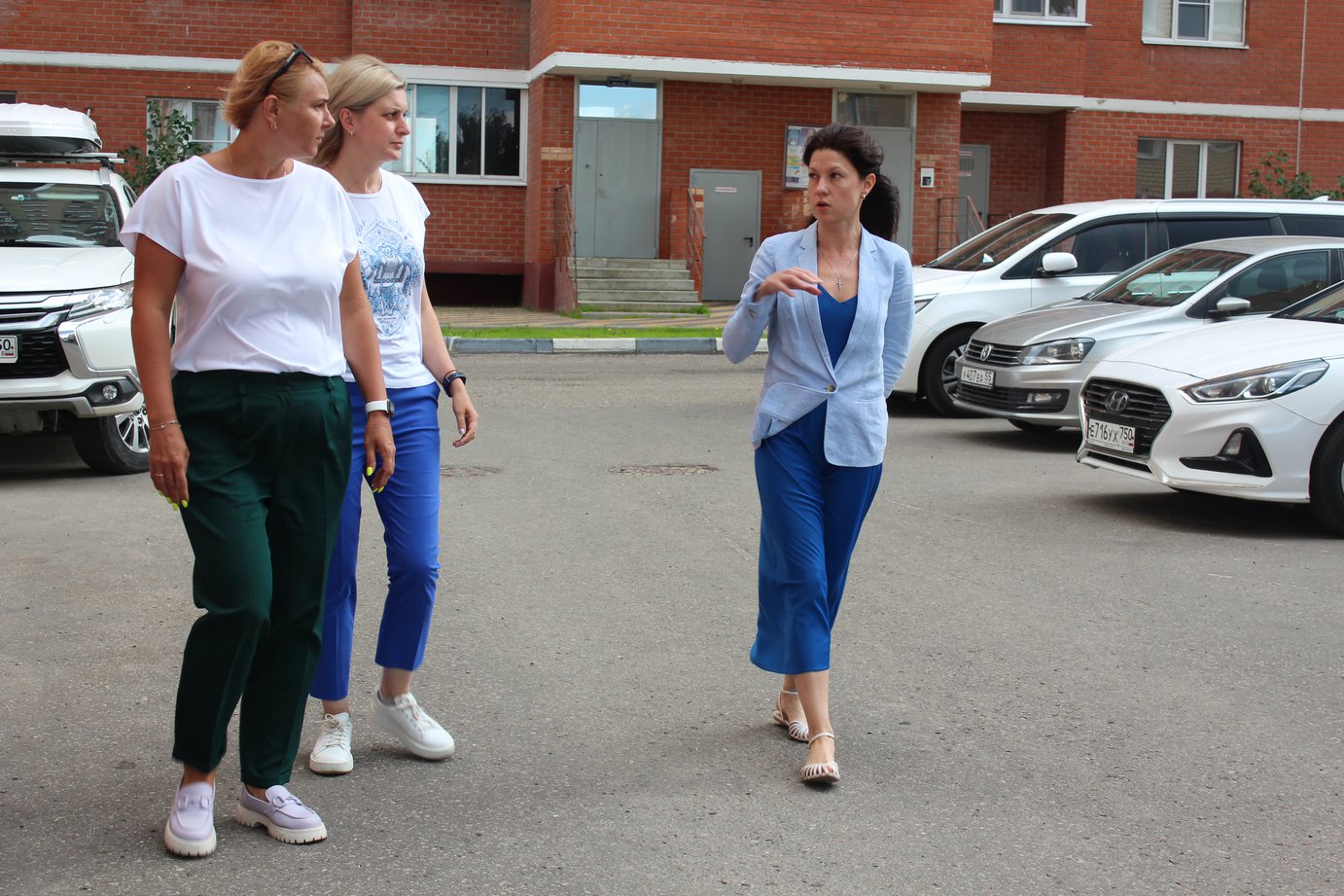 Заместитель главы городского округа Фрязино Наталья Силаева встретилась с жителями в районе дома №18 по улице Горького