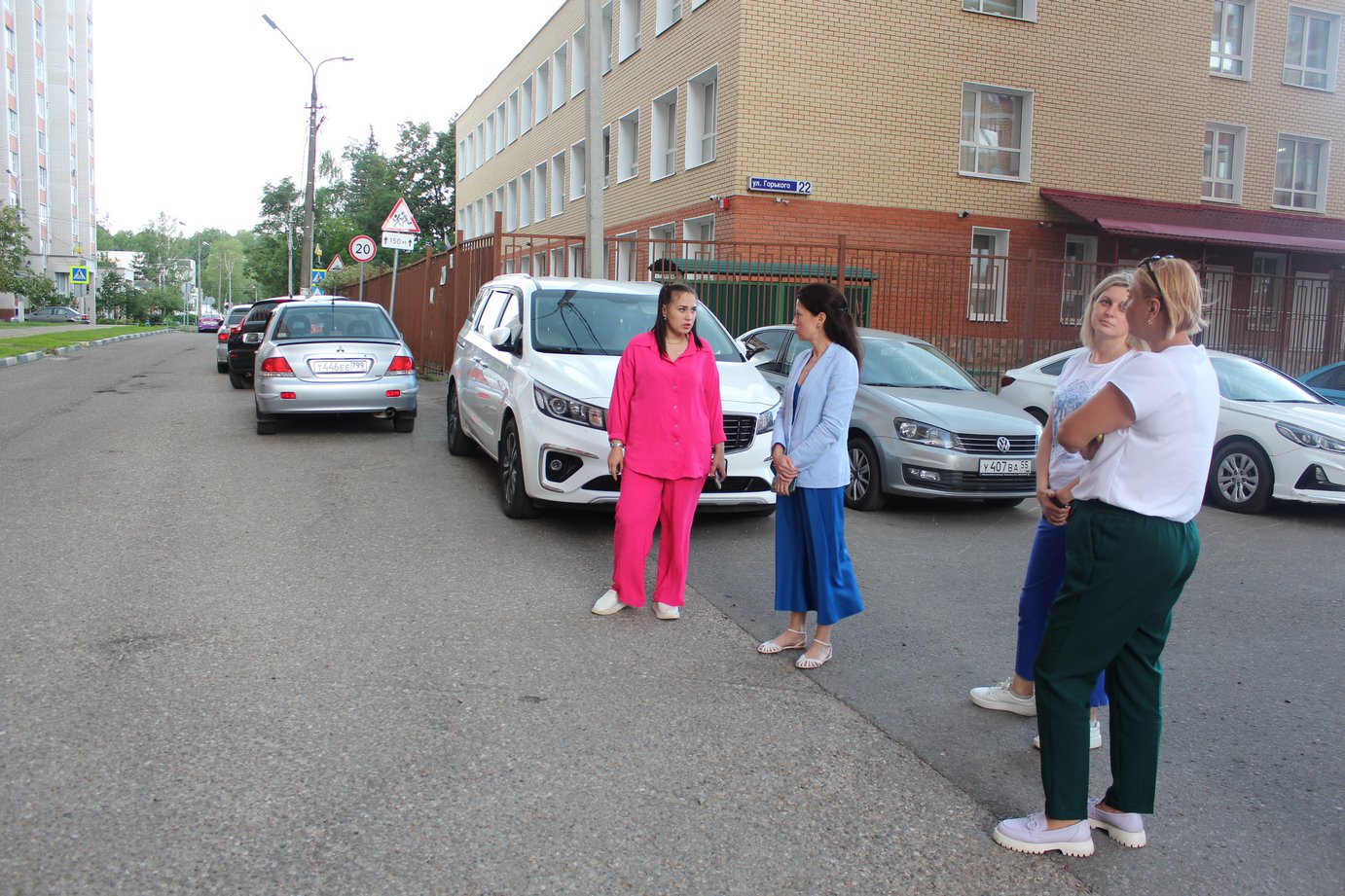 Заместитель главы городского округа Фрязино Наталья Силаева встретилась с жителями в районе дома №18 по улице Горького