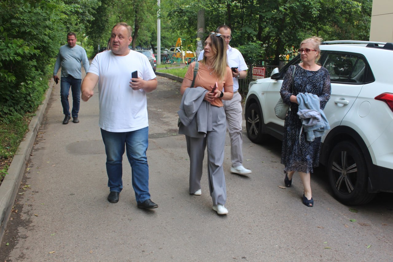 Заместитель главы городского округа Фрязино Виктория Оганезова вместе с представителями коммунальных служб провела встречу с жителями дома №23 по ул. Ленина