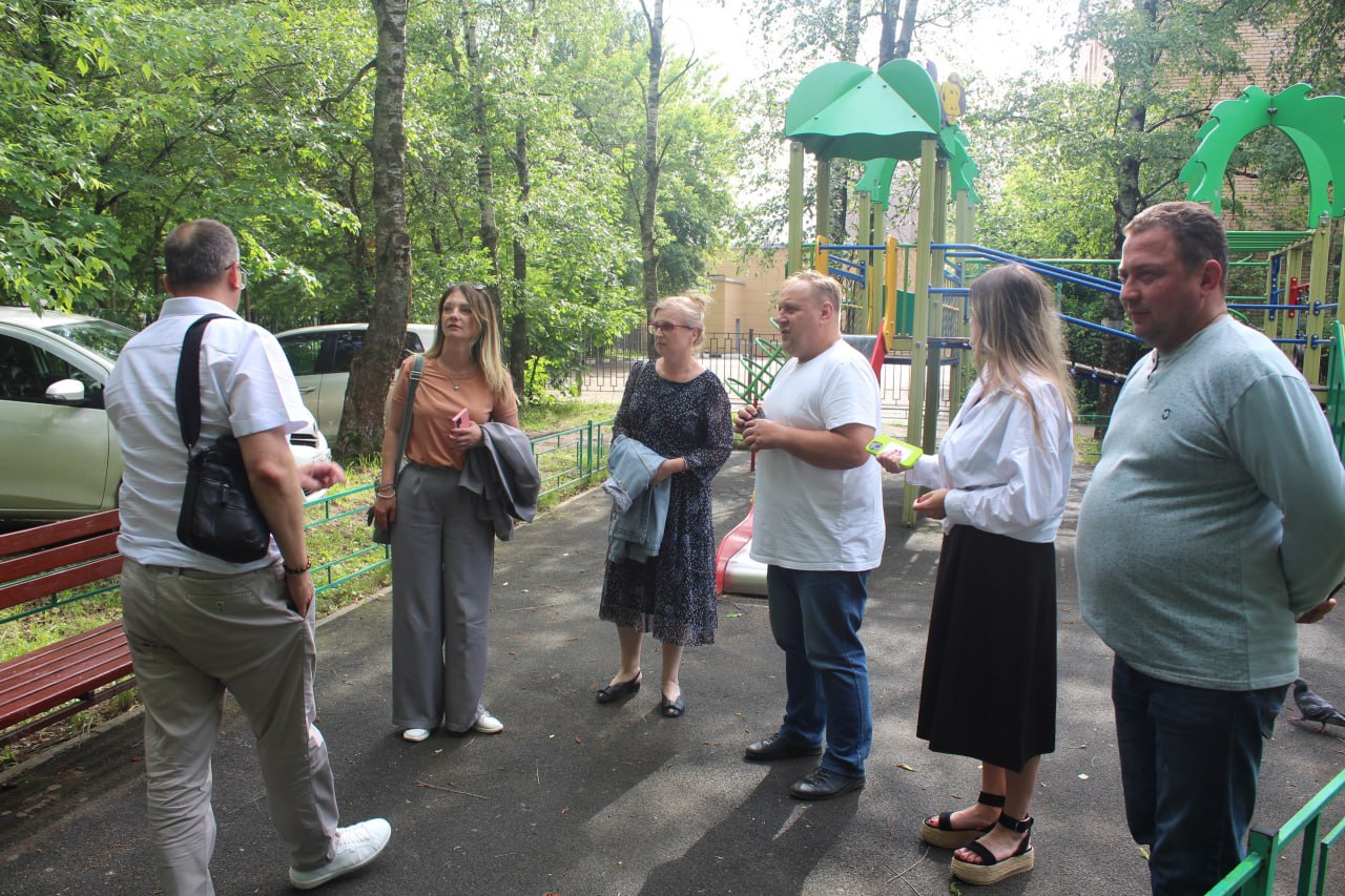 Заместитель главы городского округа Фрязино Виктория Оганезова вместе с представителями коммунальных служб провела встречу с жителями дома №23 по ул. Ленина