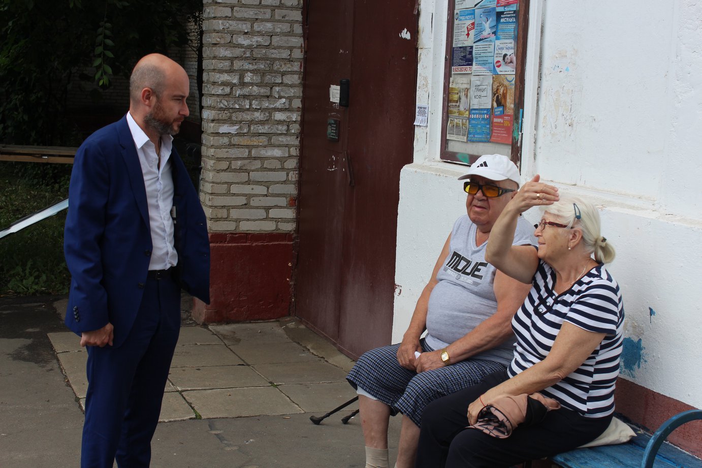Исполняющий обязанности заместителя главы Дмитрий Шкаев встретился с жителями дома №8 по Проспекту Мира