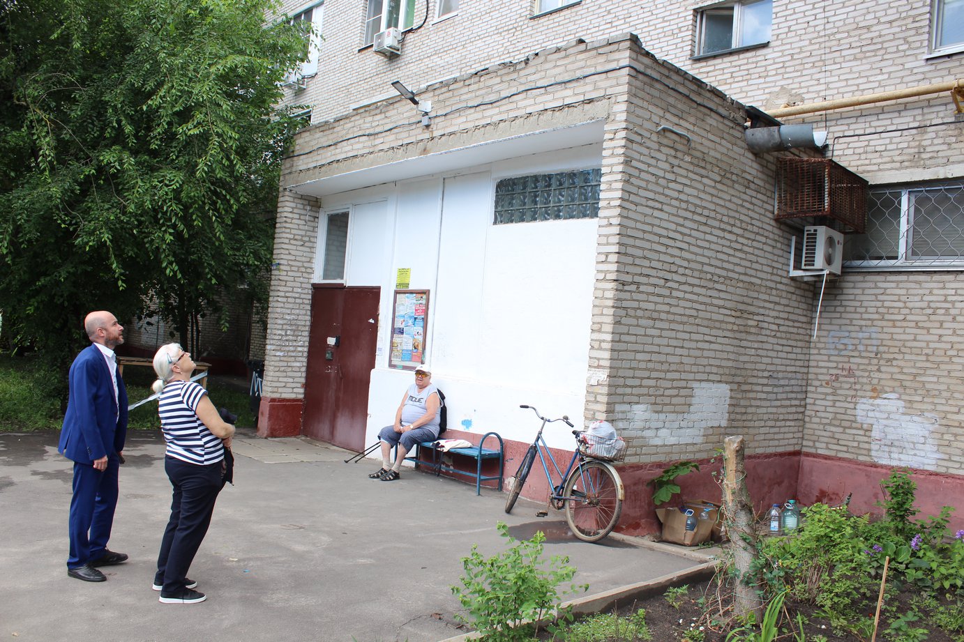 Исполняющий обязанности заместителя главы Дмитрий Шкаев встретился с жителями дома №8 по Проспекту Мира