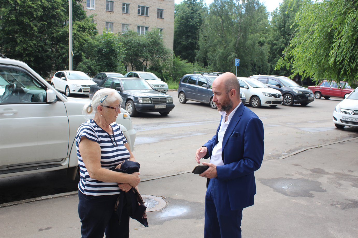 Исполняющий обязанности заместителя главы Дмитрий Шкаев встретился с жителями дома №8 по Проспекту Мира