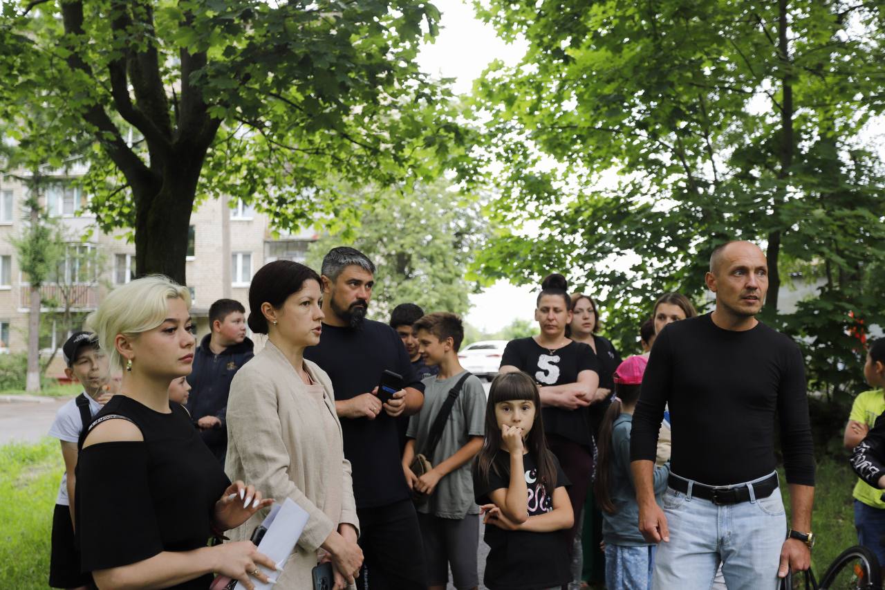 В рамках обхода территории заместитель главы городского округа Фрязино Наталья Силаева провела повторную встречу с жителями улицы Нахимова