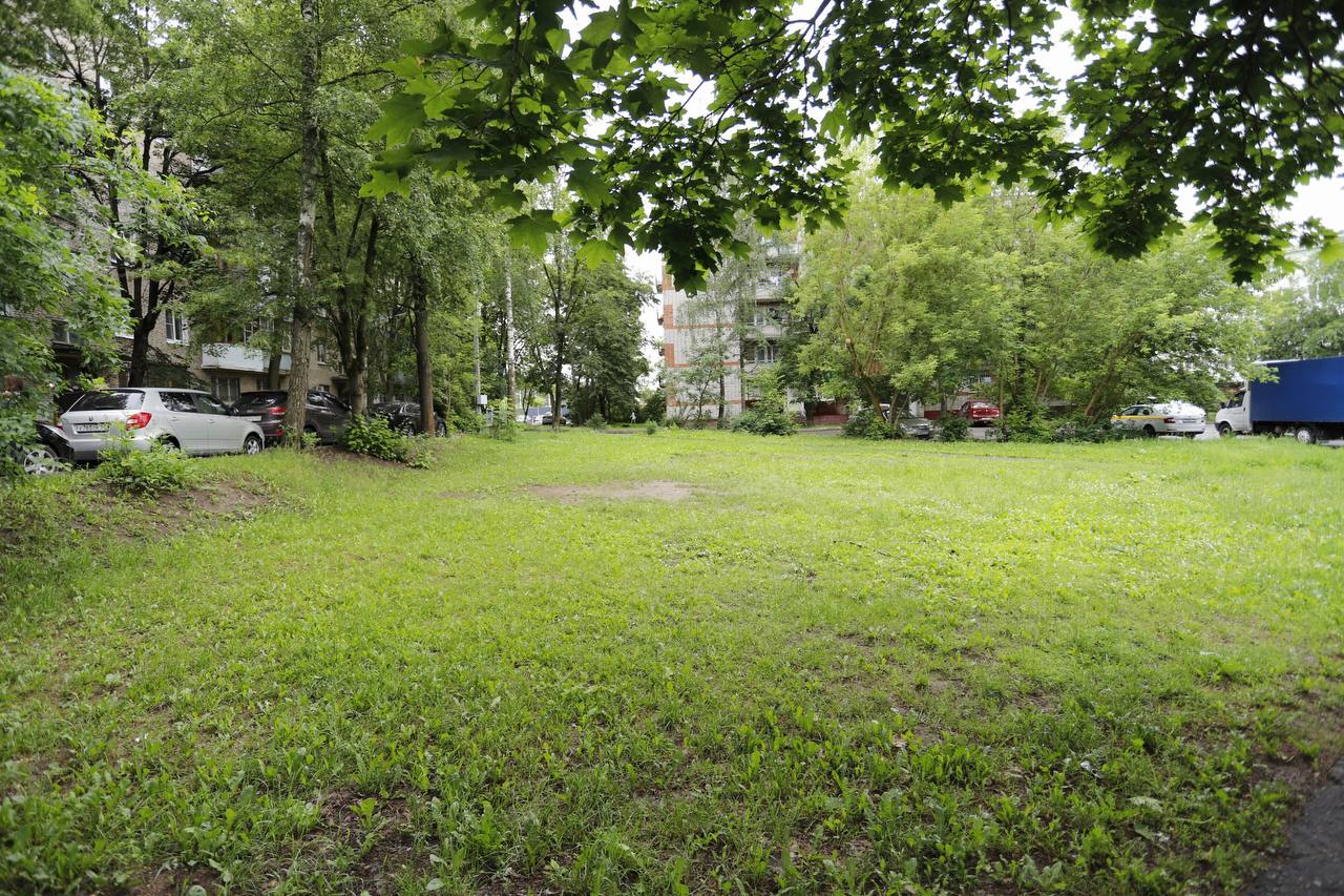 В рамках обхода территории заместитель главы городского округа Фрязино Наталья Силаева провела повторную встречу с жителями улицы Нахимова