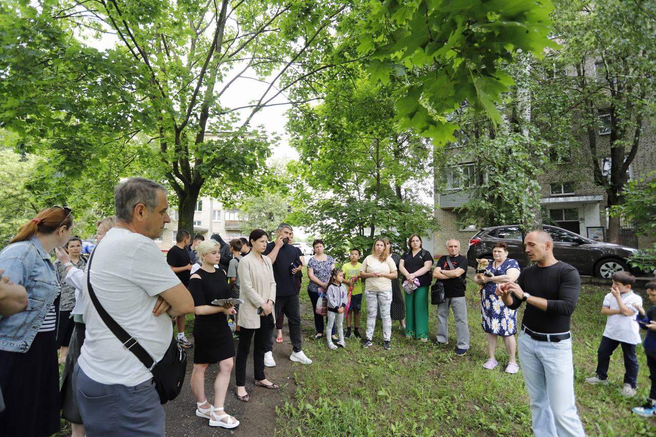 В рамках обхода территории заместитель главы городского округа Фрязино Наталья Силаева провела повторную встречу с жителями улицы Нахимова