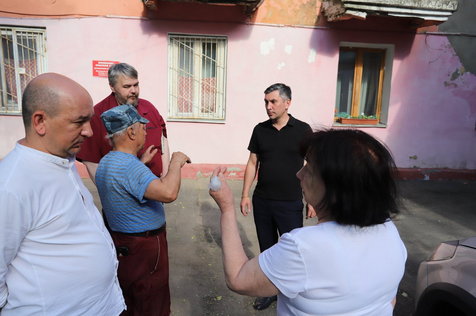 Первый заместитель главы городского округа Фрязино Нодар Бощеван провел встречу с жителями домов №2 и №4 по улице Школьная