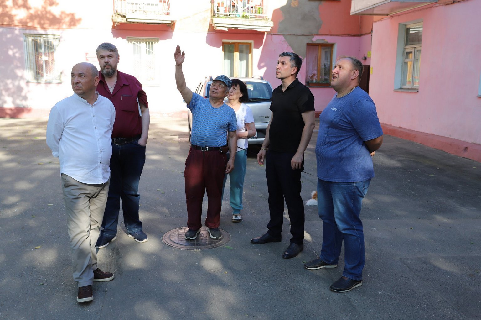 Первый заместитель главы городского округа Фрязино Нодар Бощеван провел встречу с жителями домов №2 и №4 по улице Школьная