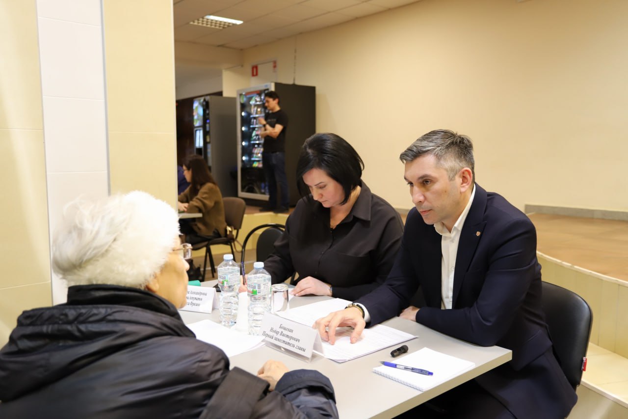 Во дворце культуры «Исток» прошла открытая встреча с жителями в формате «выездной администрации»
