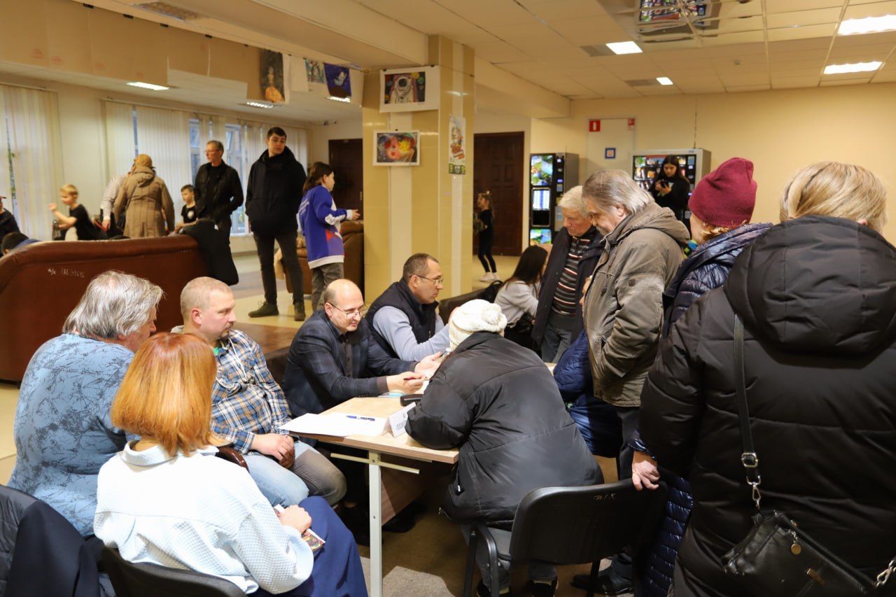 Во дворце культуры «Исток» прошла открытая встреча с жителями в формате «выездной администрации»
