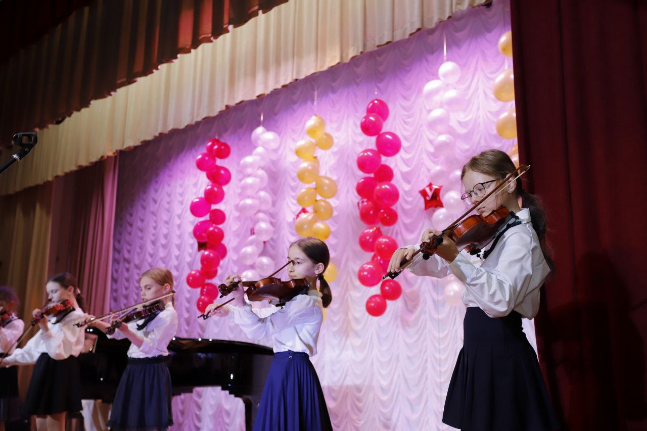 Глава городского округа Фрязино Дмитрий Воробьев поздравил наших музыкантов с окончанием Фрязинской детской школы искусств