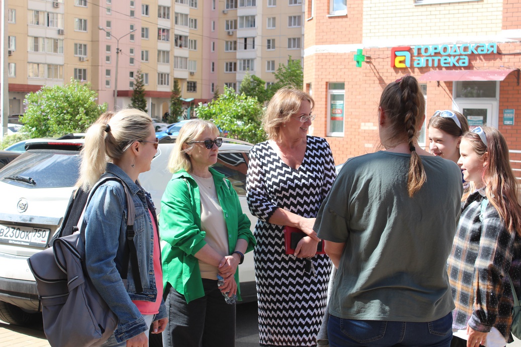 Заместитель главы городского округа Фрязино Юлия Шувалова провела обход закрепленной территории вблизи ул. Нахимова, 1А