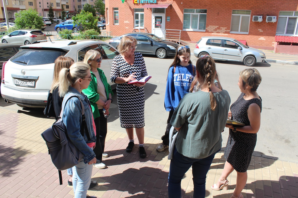 Заместитель главы городского округа Фрязино Юлия Шувалова провела обход закрепленной территории вблизи ул. Нахимова, 1А