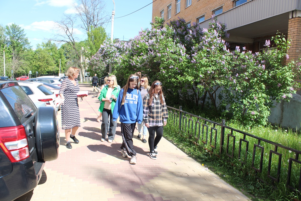 Заместитель главы городского округа Фрязино Юлия Шувалова провела обход закрепленной территории вблизи ул. Нахимова, 1А