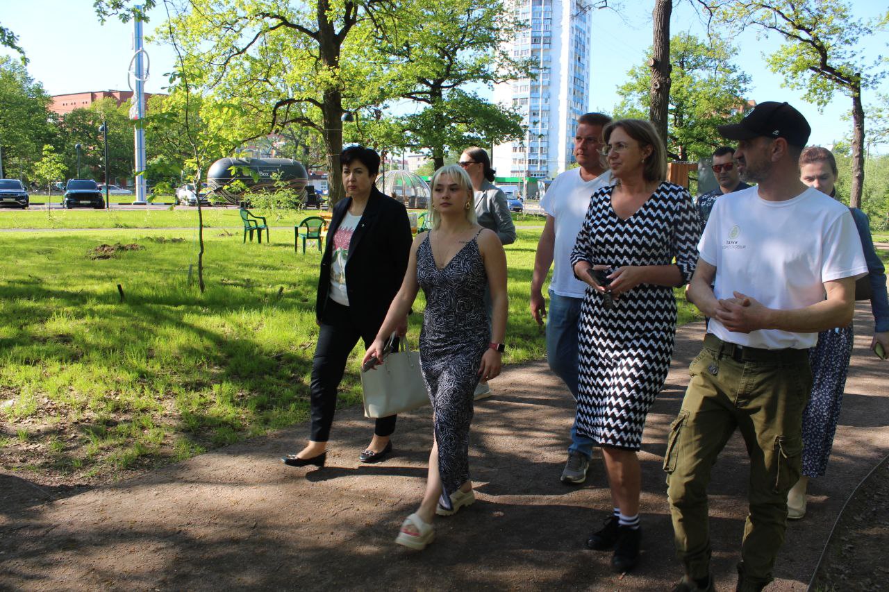 Заместитель главы городского округа Фрязино Юлия Шувалова провела обход территории лесопарка по обращениям жителей