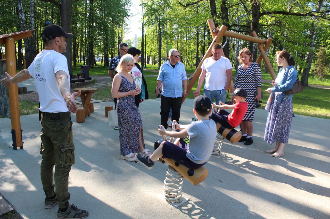 Заместитель главы городского округа Фрязино Юлия Шувалова провела обход территории лесопарка по обращениям жителей