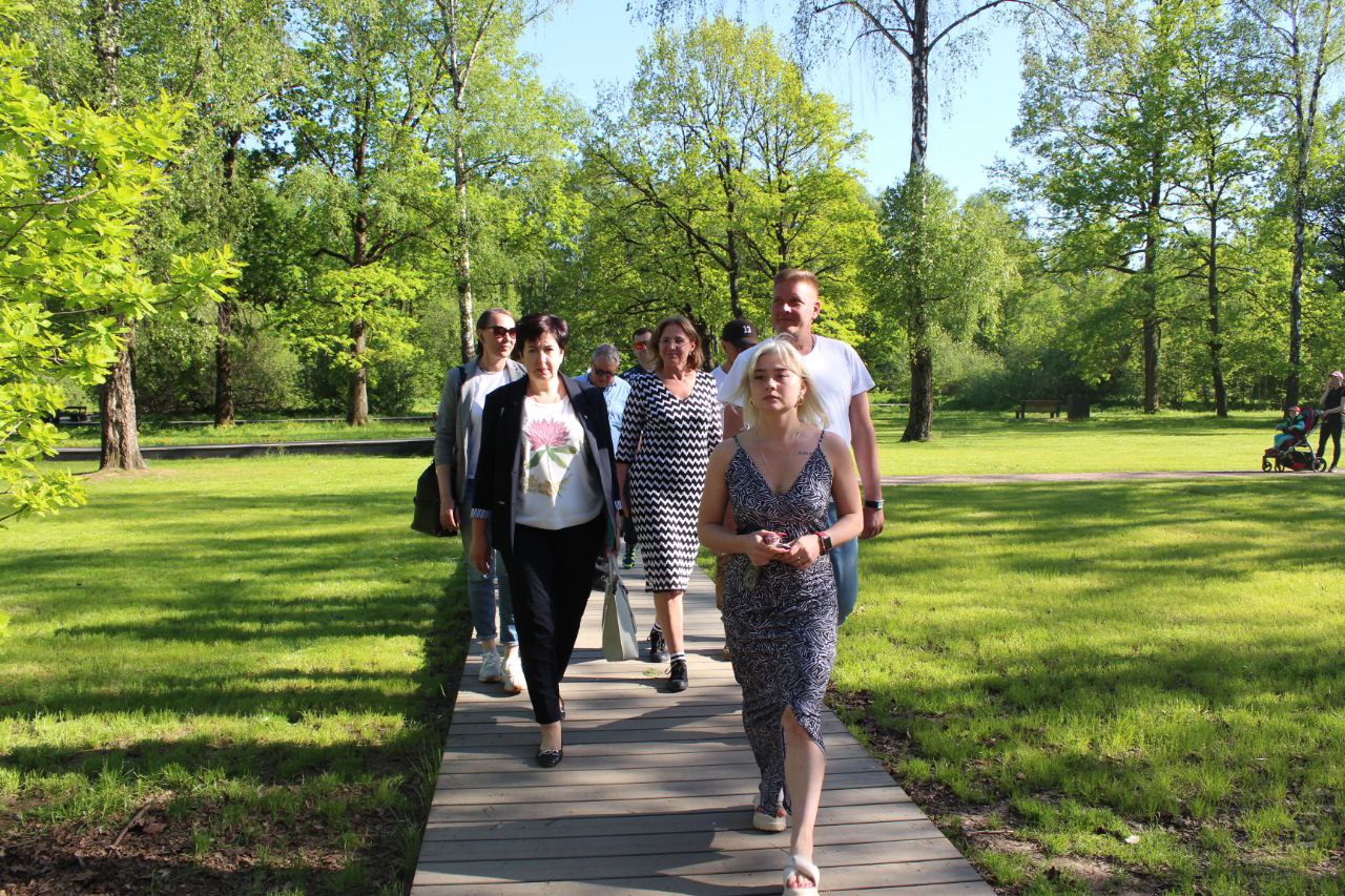 Заместитель главы городского округа Фрязино Юлия Шувалова провела обход территории лесопарка по обращениям жителей