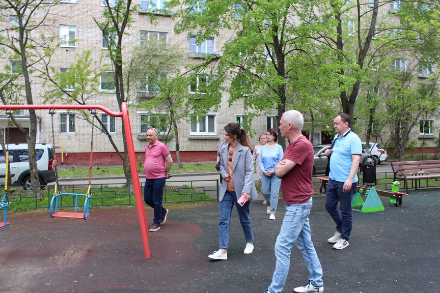 Заместитель главы городского округа Фрязино Виктория Оганезова встретилась с жителями дома №14 по Проспекту Мира