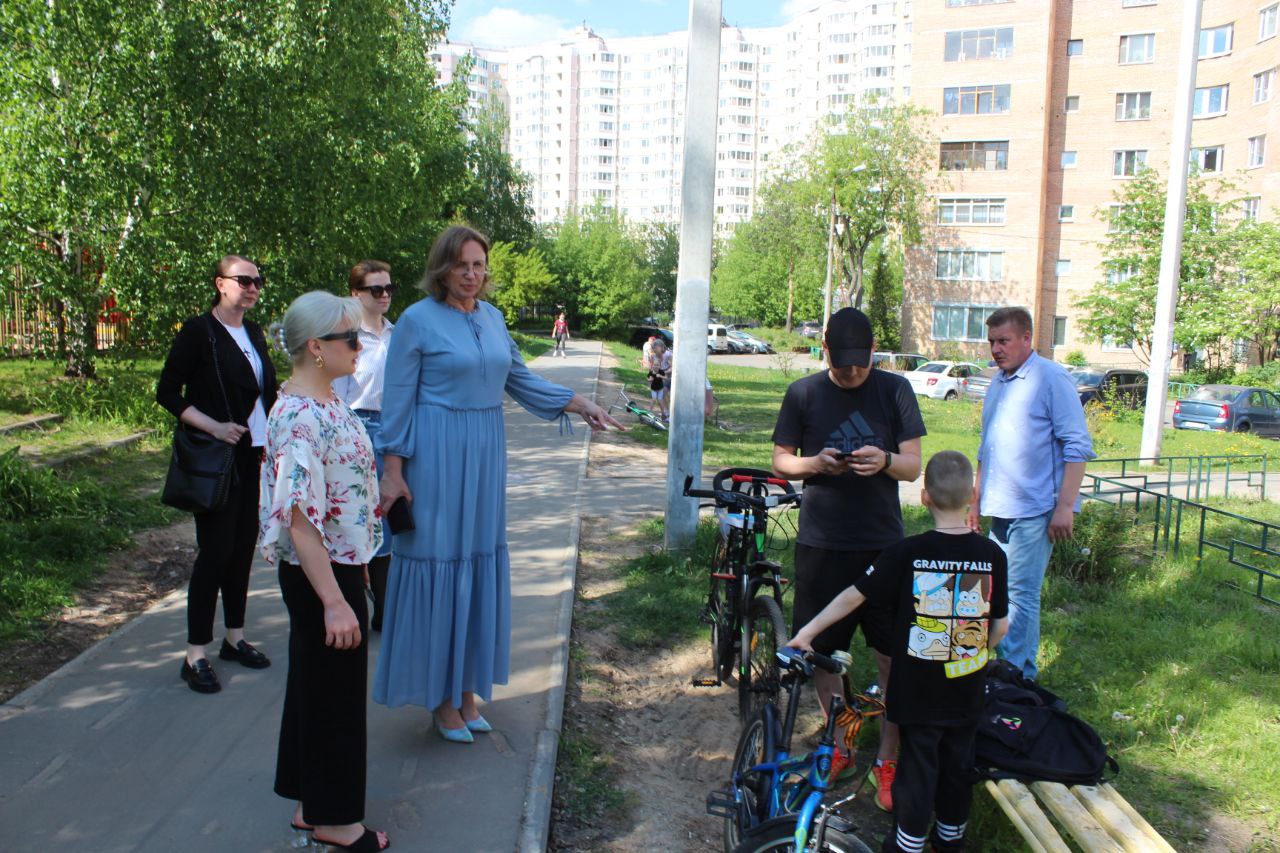 Заместитель главы городского округа Фрязино Юлия Шувалова провела обход по закреплённой территории во дворе дома №25 по Проспекту Мира