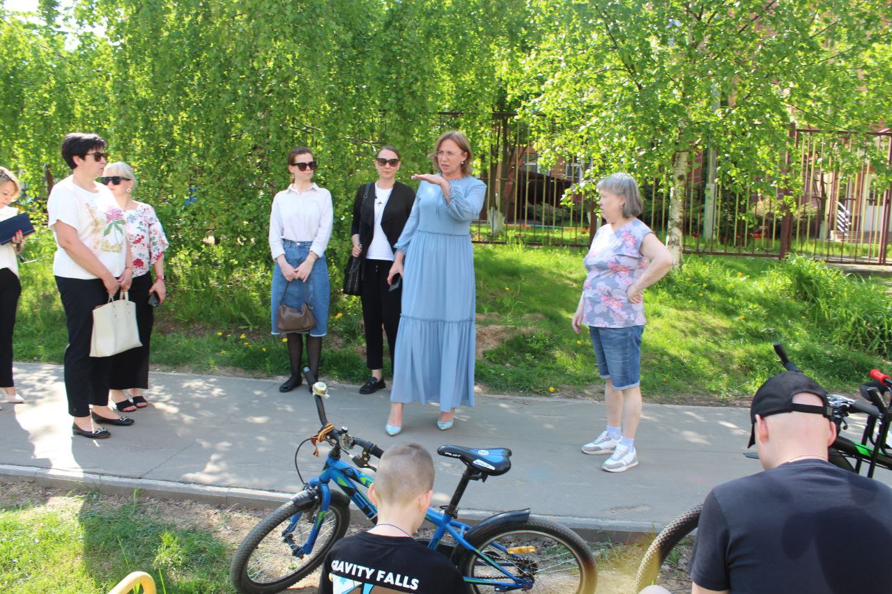 Заместитель главы городского округа Фрязино Юлия Шувалова провела обход по закреплённой территории во дворе дома №25 по Проспекту Мира