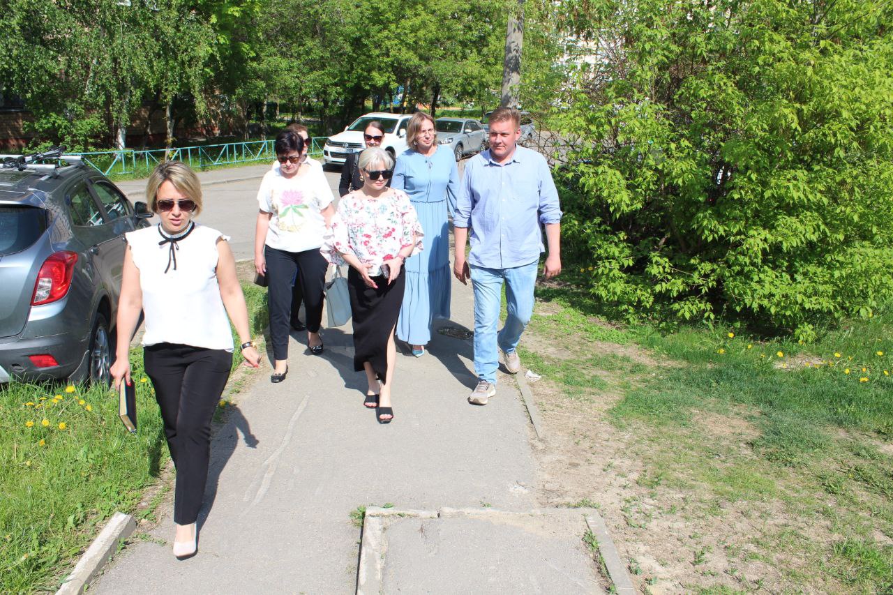 Заместитель главы городского округа Фрязино Юлия Шувалова провела обход по закреплённой территории во дворе дома №25 по Проспекту Мира
