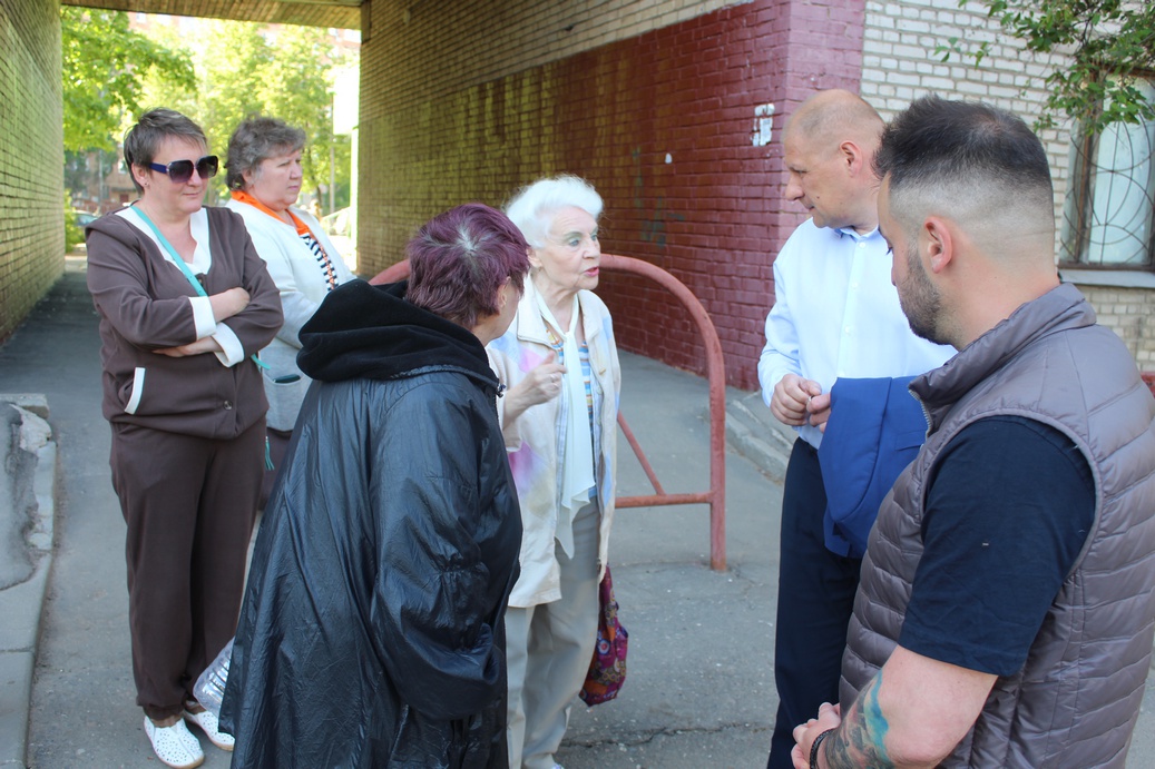 Заместитель главы городского округа Фрязино Антон Тропин провёл обход закреплённой территории и вновь встретился с жителями дома №6 по Проспекту Мира.