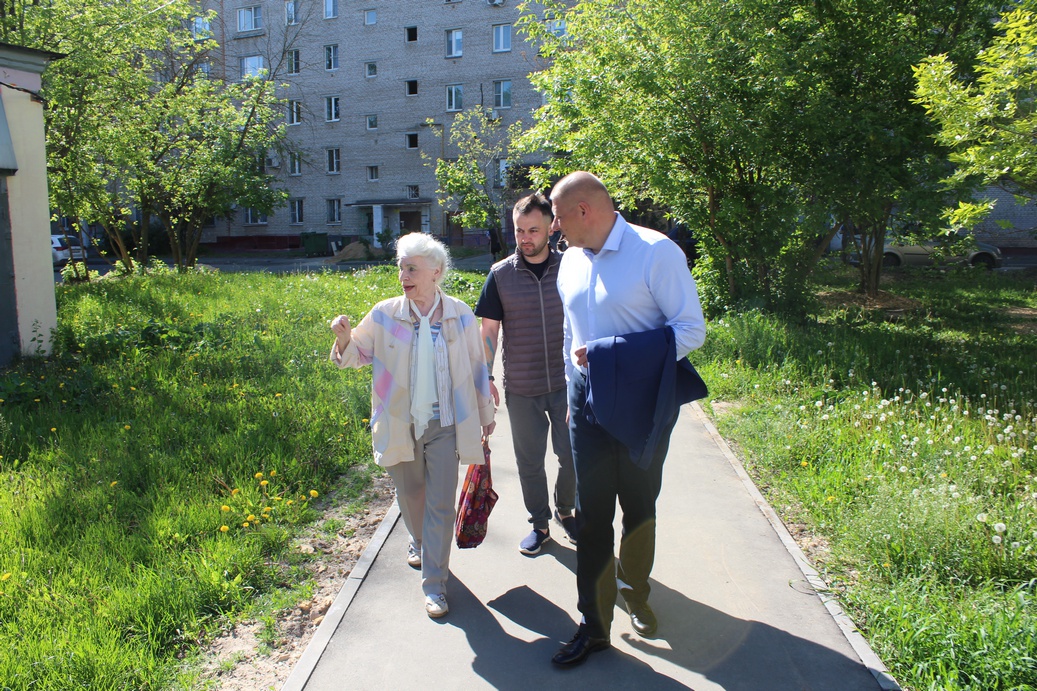 Заместитель главы городского округа Фрязино Антон Тропин провёл обход закреплённой территории и вновь встретился с жителями дома №6 по Проспекту Мира.
