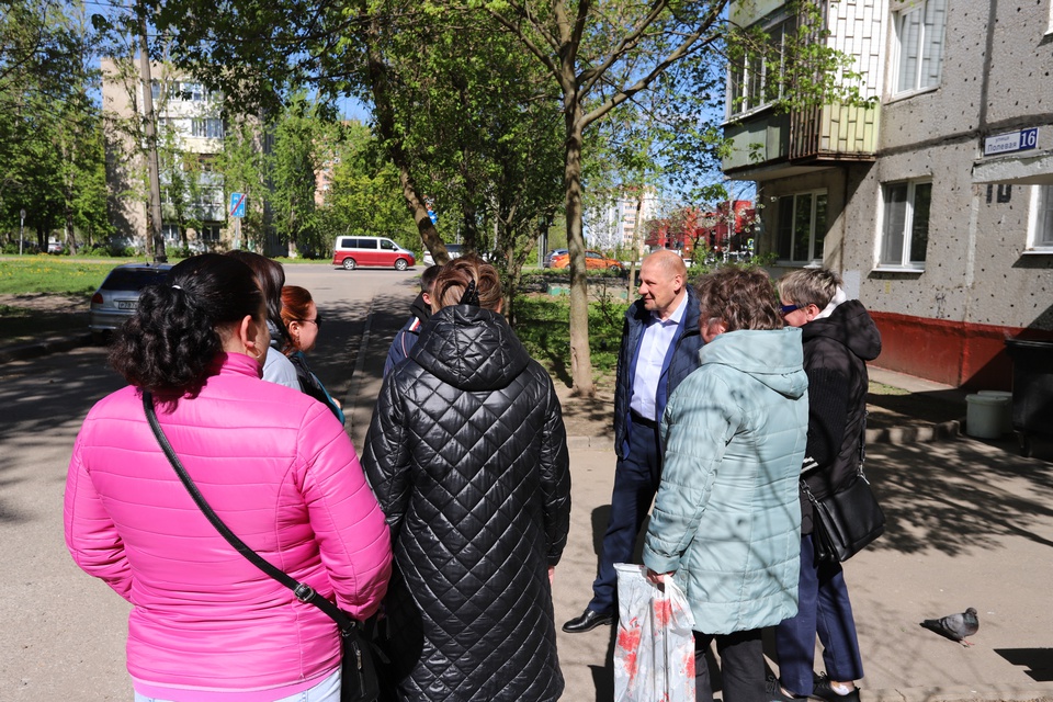 Заместитель главы городского округа Фрязино Антон Тропин встретился с жителями дома № 16 по улице Полевой
