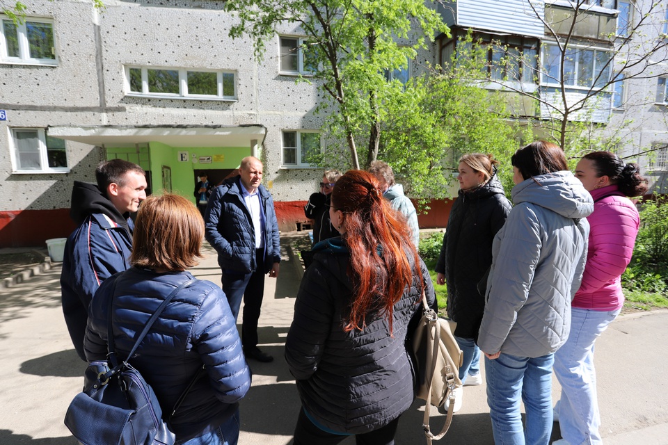 Заместитель главы городского округа Фрязино Антон Тропин встретился с жителями дома № 16 по улице Полевой