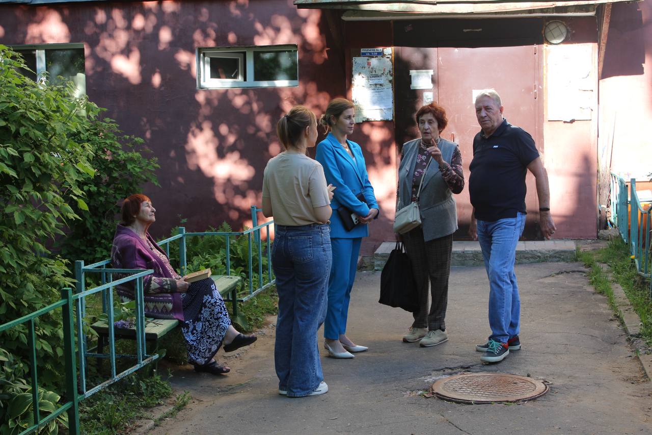Заместитель главы городского округа Фрязино Наталия Князева провела ю встречу с жителями домов 31 и 33 по улице Вокзальная