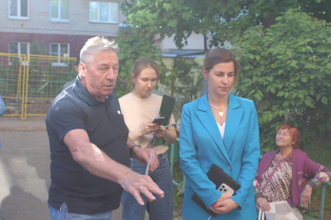 Заместитель главы городского округа Фрязино Наталия Князева провела ю встречу с жителями домов 31 и 33 по улице Вокзальная