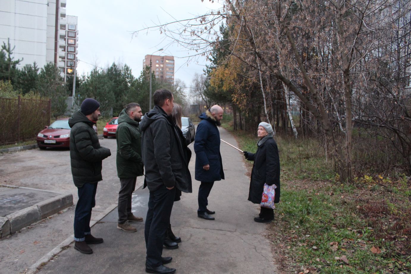 Исполняющий обязанности заместителя главы городского округа Фрязино Павел Юрьевич Никишкин встретился с жителями домов номер 5, 7, 9 и 11 по проезду Десантников