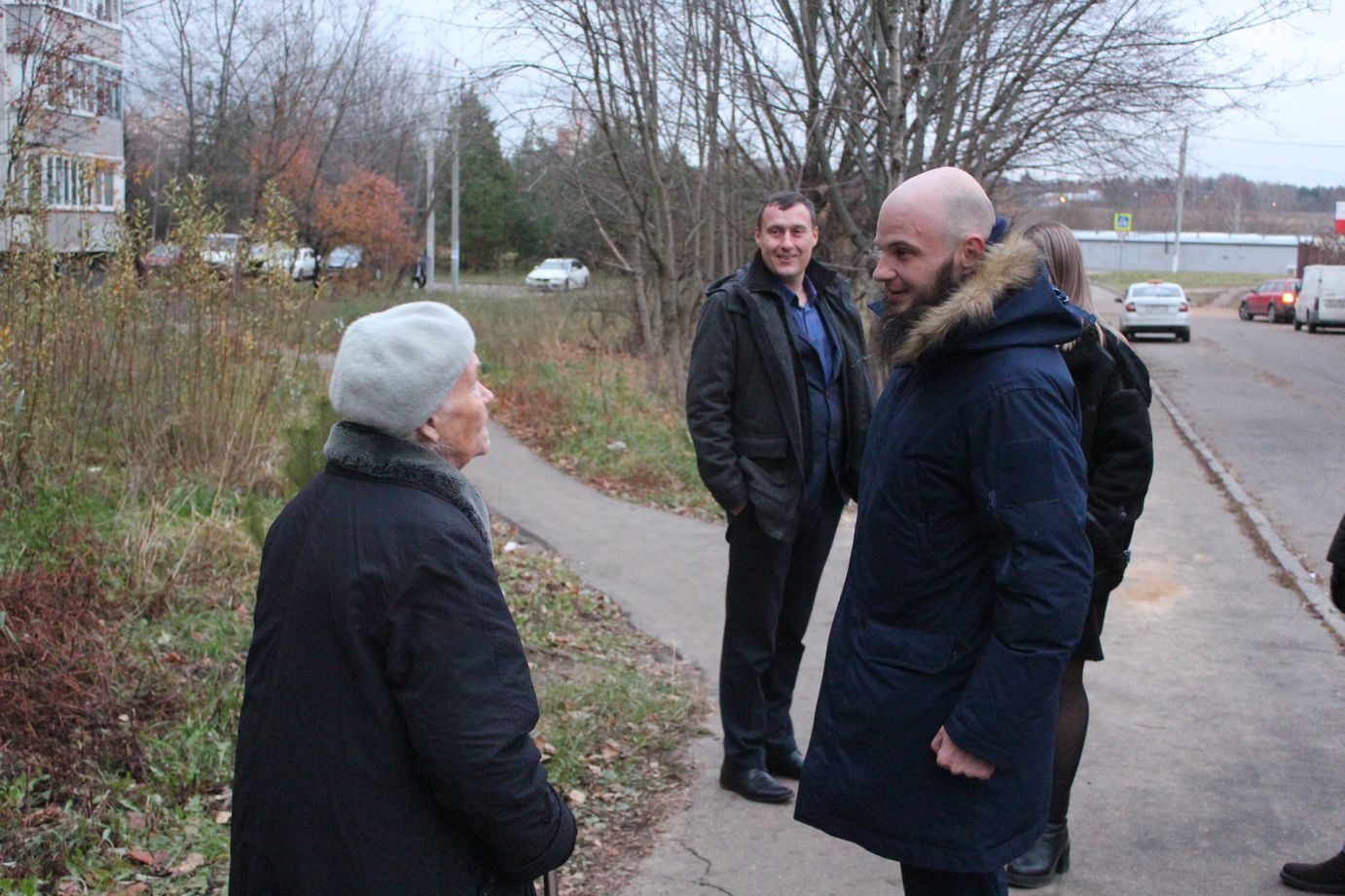 Исполняющий обязанности заместителя главы городского округа Фрязино Павел Юрьевич Никишкин встретился с жителями домов номер 5, 7, 9 и 11 по проезду Десантников