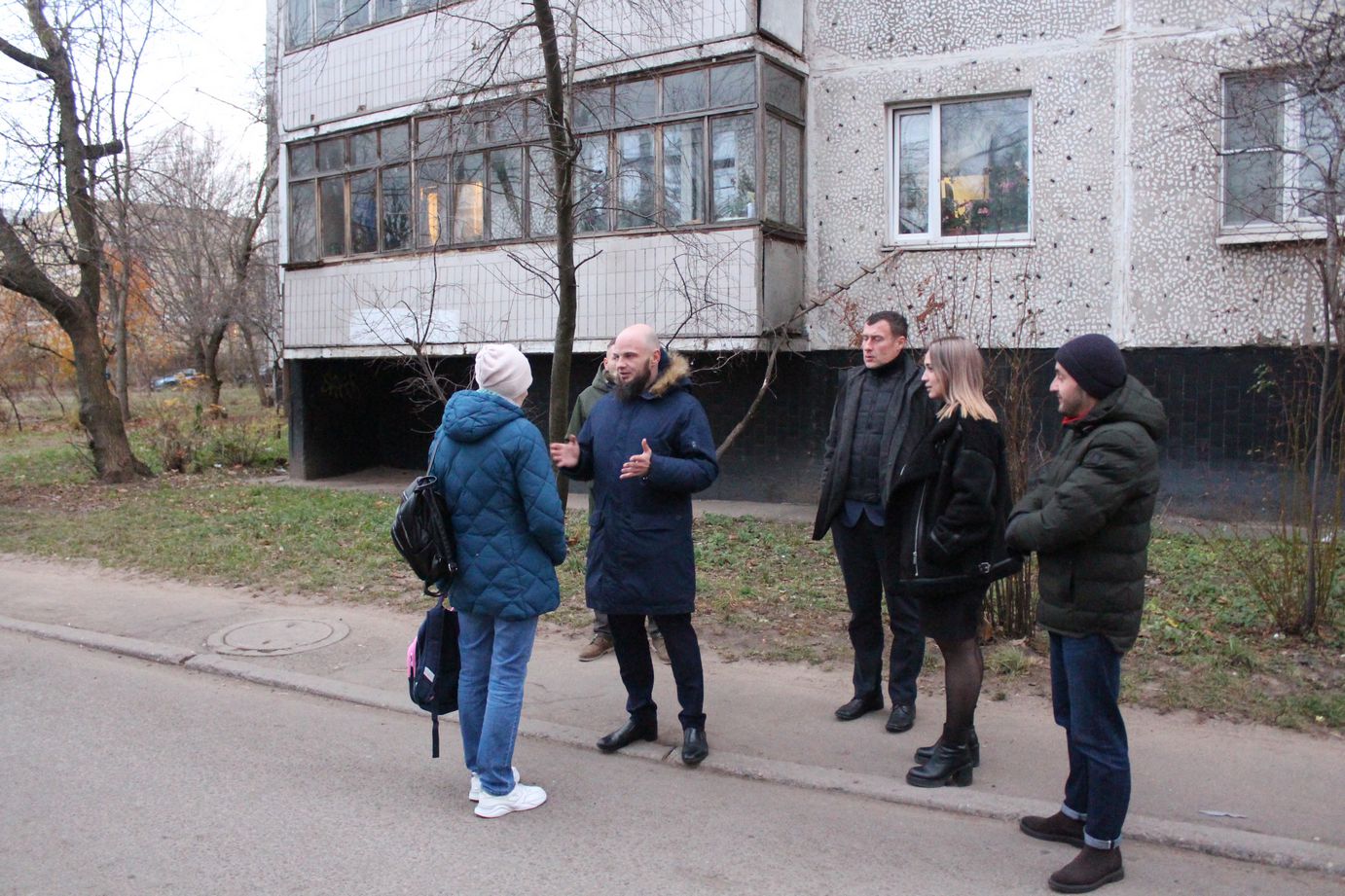 Исполняющий обязанности заместителя главы городского округа Фрязино Павел Юрьевич Никишкин встретился с жителями домов номер 5, 7, 9 и 11 по проезду Десантников