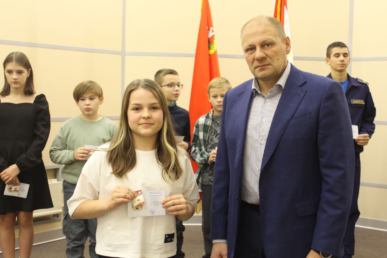 Заместитель главы городского округа Фрязино Антон Тропин вручил золотые знаки ГТО 14 юным фрязинцам