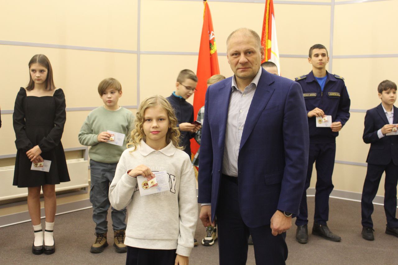 Заместитель главы городского округа Фрязино Антон Тропин вручил золотые знаки ГТО 14 юным фрязинцам