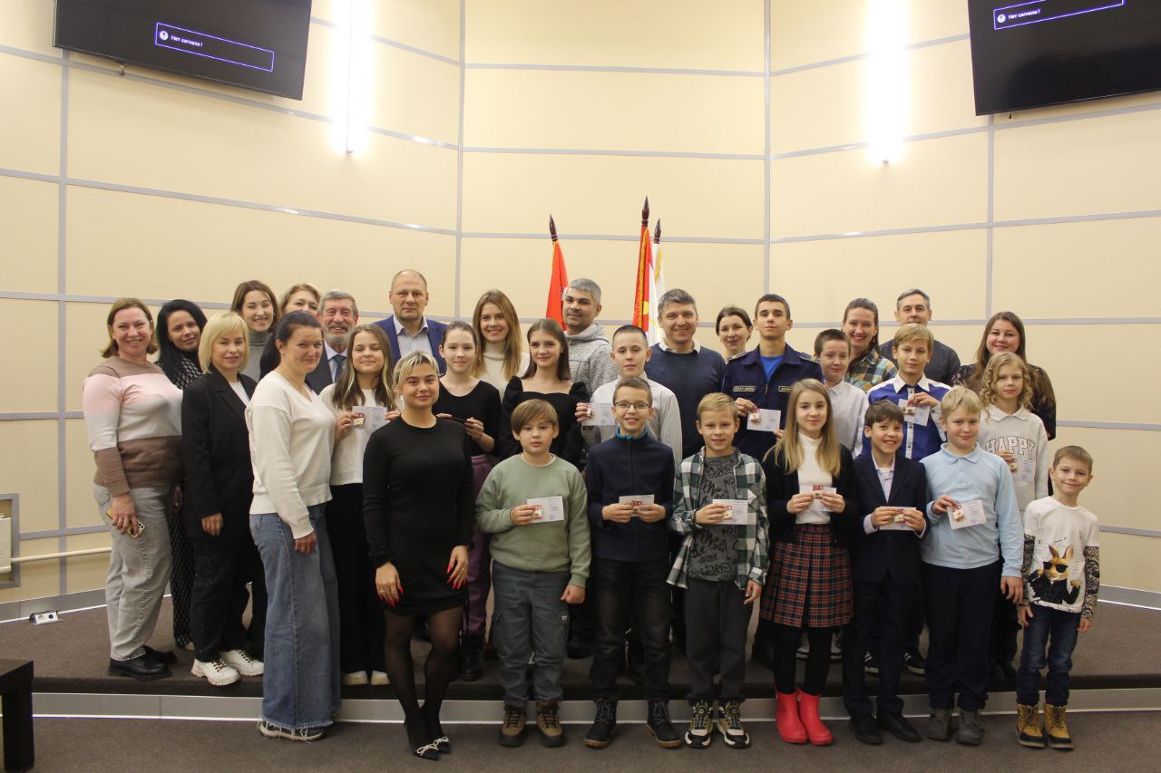 Заместитель главы городского округа Фрязино Антон Тропин вручил золотые знаки ГТО 14 юным фрязинцам