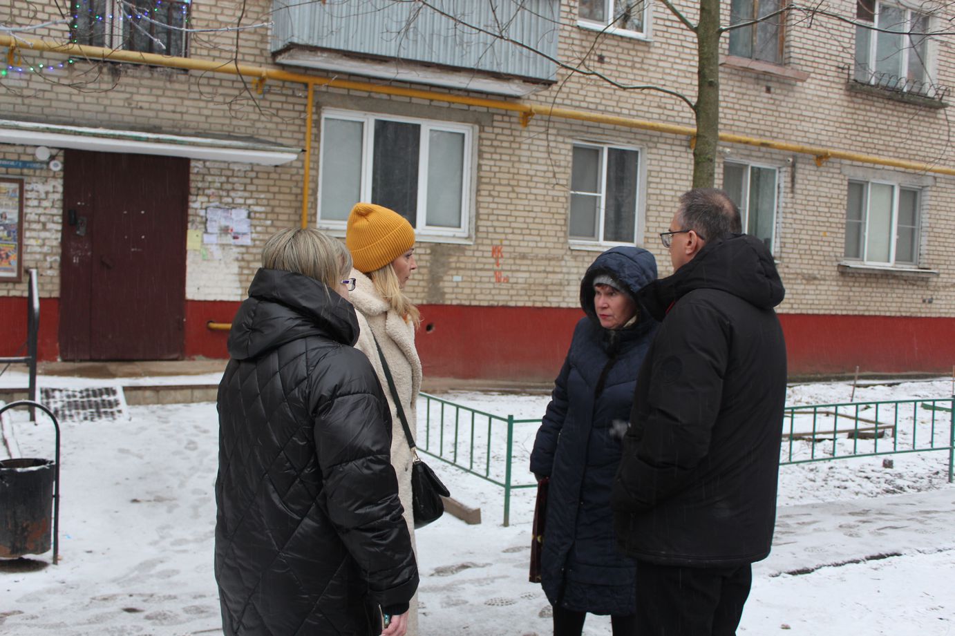 Заместитель главы городского округа Фрязино Виктория Оганезова встретилась с жителями домов, охватывающих двор домов проспект Мира 7, ул. Центральная 2а, 4а, 6а, 8а и ул. Советская 1а