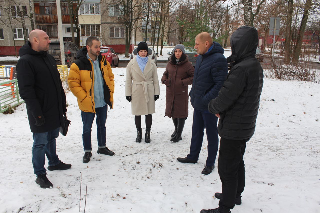 Заместитель главы городского округа Фрязино Антон Тропин провел встречу с жителями домов номер 14 и 16 по улице Полевая