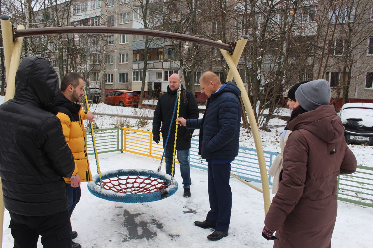Заместитель главы городского округа Фрязино Антон Тропин провел встречу с жителями домов номер 14 и 16 по улице Полевая